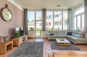 Der Wohnbereich mit Zugang zum Balkon - 