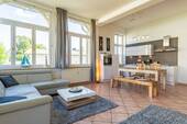 Blick in den Wohn- und Essbereich - 