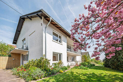 Hausansicht - Freiraum pur! - Wohnen wie im großen Bungalow plus 3-Zimmer-Einliegerbereich und grandiosem Garten