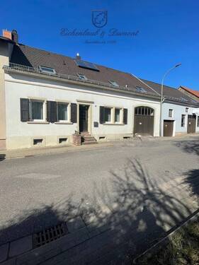 Vorderansicht - Zweifamilienhaus mit Gewerbeanteil: Halle, Werkstatt, Garagen, über 800m² Gesamtfläche