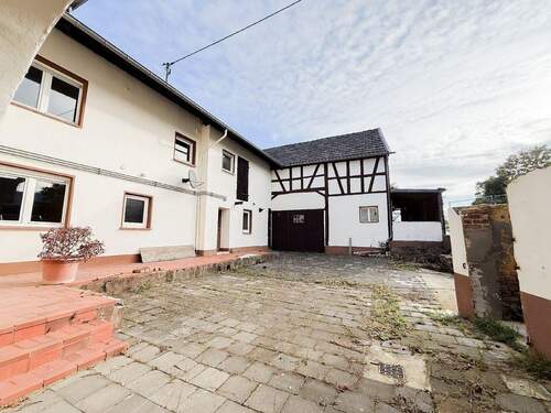 Impression Innenhof - Sanierungsbedürftiges Natur-Idyll in ruhiger Lage von Grafschaft-Karweiler!