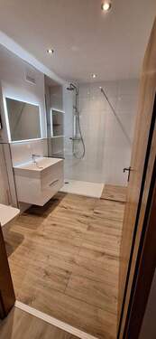 Badezimmer 1 - Erstbezug nach Sanierung *Jetzt Besichtigung vereinbaren*