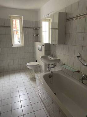 Bad_0.jpg - großzügige, renovierte 2-Raum-Wohnung mit EBK im Herzen von Döbeln
