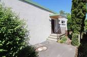 Eingang - Wohnen auf einer Ebene: Bungalow mit Garten, Terrasse, Garagenstellplatz und Stellplatz davor