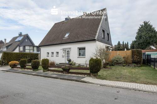 Vorderansicht - Charmantes Einfamilienhaus auf weitläufigem Grundstück in Neubeckum!