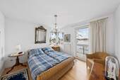 Schlafzimmer mit Terrasse im Obergeschoss - 