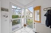 Eingangsbereich mit Gäste-WC & Garderobe - 