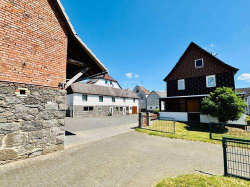 seitliche Zufahrt - 7 Zimmer Einfamilienhaus in Allendorf