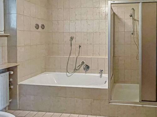 EG Bad mit Badewanne und Dusche - 