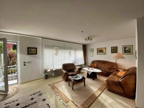 Helles Wohnzimmer mit Ausgang in den Garten - 7 Zimmer Reihenmittelhaus zum Kaufen in Göttingen