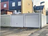 Garage mit neuwertigem elektrischen Sektionaltor - 