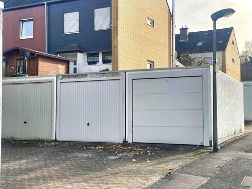 Garage mit neuwertigem elektrischen Sektionaltor - 