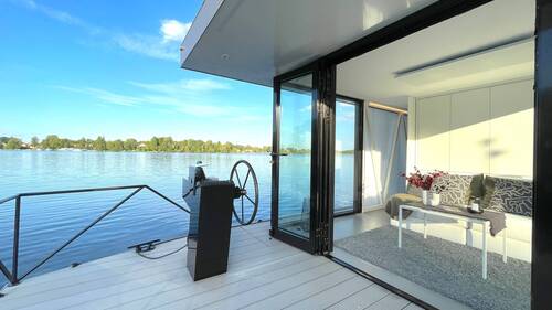 Außenterrasse mit Blick in den Wohnbereich.JPG - Apartment auf dem Wasser - voll ausgestattet und bezugsfertig, Lage: wo immer Sie wollen!