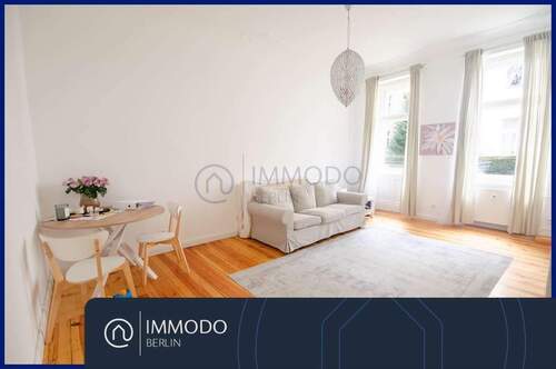 Wohnzimmer - *Gelegenheit* Altbau Traum am Volkspark Wilmersdorf - Sanierte 2 Zi Whg mit großem Balkon und Stuck