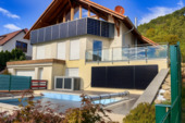 Hausfront - Exklusives Einfamilienhaus in moderner Chalet-Architektur mit Waldblick