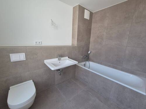 Badezimmer mit Badewanne - 