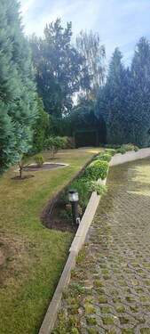 Einfahrt zum Hof mit Garagen - 