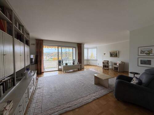 Großzügiges Wohnzimmer mit Balkon - 