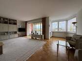 Großzügiges Wohzimmer mit Balkon - 