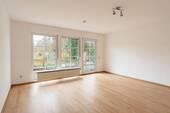 Wohnzimmer mit Terrassenzugang - 6 Zimmer Einfamilienhaus in Planebruch