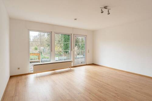 Wohnzimmer mit Terrassenzugang - 6 Zimmer Einfamilienhaus in Planebruch