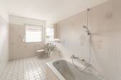 Bad mit Wanne im EG - 