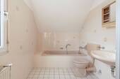 Bad mit Wanne im OG - 
