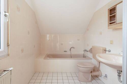 Bad mit Wanne im OG - 