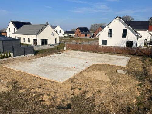 Bild... - Grundstück mit Bodenplatte und Baugenehmigung