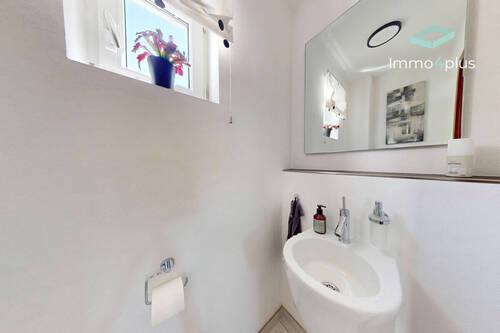 Gäste-WC mit Fenster - 