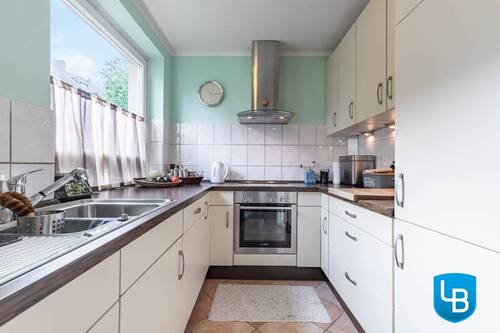 Küche mit Einbauten - 4 Zimmer Etagenwohnung in Hamburg
