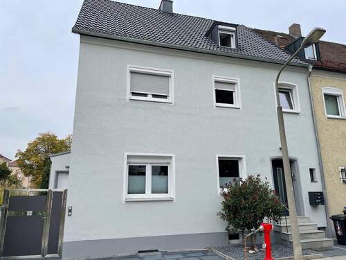 Hausansicht - Eigene Terrasse und kl. Privatgarten: 2,5-Zimmer-Wohnung in Nbg. - Eberhardshof Wohnung mieten