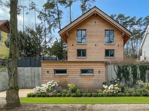 Titelbild - Modernes Holzhaus in Hanglage mit großer Terrasse