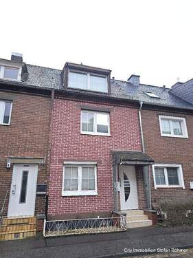 Hausansicht vorne - Charmantes Reihenhaus in Trier-Nord im Sonnenschein