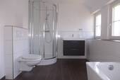 Bad mit Badewanne und Dusche - 