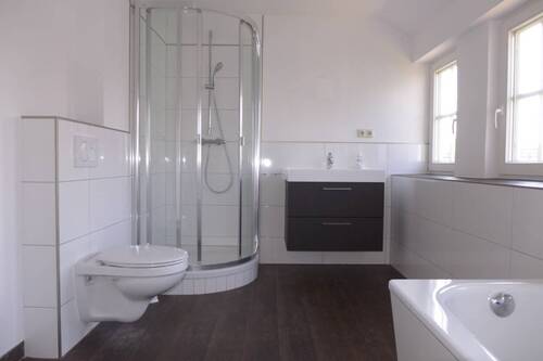 Bad mit Badewanne und Dusche - 