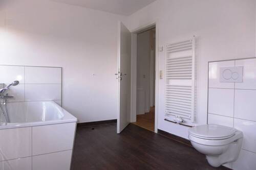 Bad mit Badewanne und Dusche - 