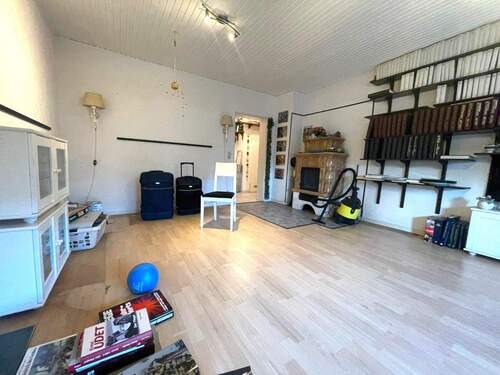 Wohnzimmer mit Kaminofen - 3 Zimmer Terrassenwohnung zum Kaufen in Schneverdingen