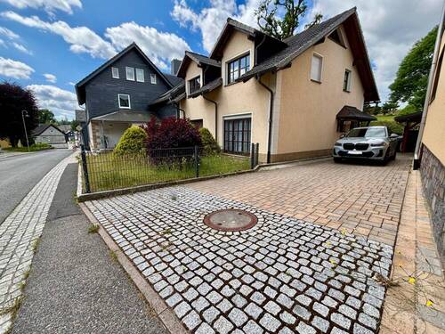 Einfahrt Haus - 4 Zimmer Einfamilienhaus zum Kaufen in Sonneberg