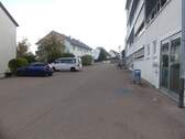 Zufahrt zum Aussenstellplatz mit Schranke - 