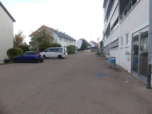Zufahrt zum Aussenstellplatz mit Schranke - 