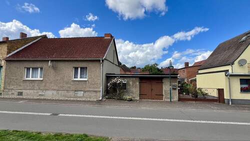 Außenansicht mit Garage und Hofeingang - 3 Zimmer Doppelhaushälfte zum Kaufen in Kemberg