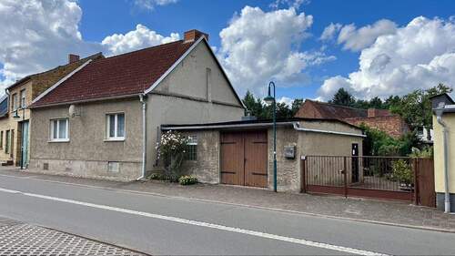 Außenansicht mit Garage und Hofeingang - 3 Zimmer Doppelhaushälfte in Kemberg