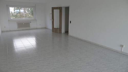 geräumiges Wohnzimmer mit Loggia - 3 Zimmer Etagenwohnung zum Kaufen in Frankfurt am Main