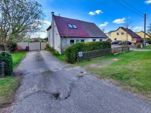 Straßenansicht - Ein Zuhause mit Herz - Charmante Doppelhaushälfte in Lebus mit traumhaftem Garten und weitem Feldblick