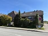 Hausansicht Straßenseite - 2 Zi-DG-Wohnung Kirchenheerweg 117 in 21037 Hamburg-Kirchwerder - Ein Angebot von IVD-HAUSVERWALTUNG GERD VON DER HEIDE Immobilien GmbH
