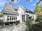 Hausansicht mit Terrasse - Modernes Einfamilienhaus mit Gartenidylle und nachhaltiger Energietechnik in Bad Meinberg