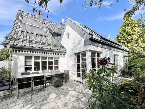 Hausansicht mit Terrasse - Modernes Einfamilienhaus mit Gartenidylle und nachhaltiger Energietechnik in Bad Meinberg