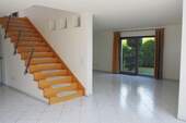 offener Wohnbereich mit Treppe ins OG - 