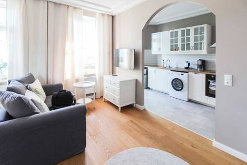 Wohnzimmer - Möblierte 2-Zimmer + Gäste-WC + Balkon - sofort bezugsfrei